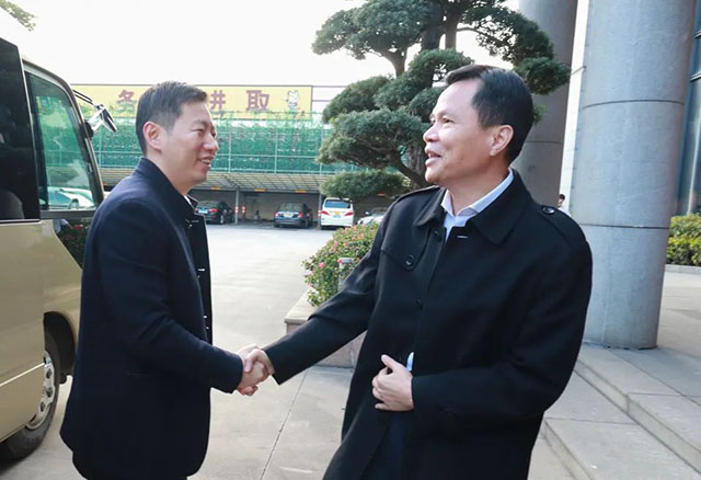 公司領(lǐng)導熱情接待并帶領(lǐng)管副市長一行人參觀車間